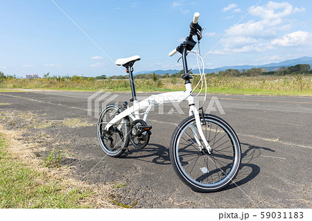 白い折りたたみ自転車_自転車のみ・無人・人無し_サイクリング・買い物 59031183