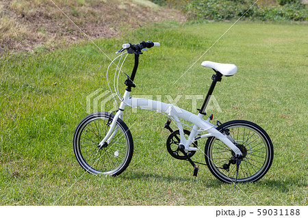 白い折りたたみ自転車_自転車のみ・無人・人無し_サイクリング・買い物 59031188