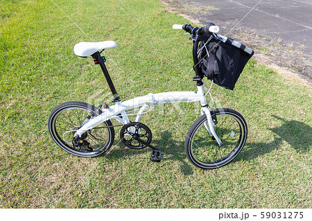白い折りたたみ自転車と前かご_自転車のみ・無人・人無し_サイクリング 