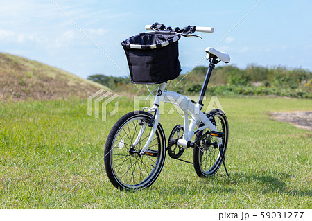 白い折りたたみ自転車と前かご_自転車のみ・無人・人無し_サイクリング 