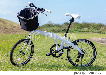 白い折りたたみ自転車と前かご 自転車のみ 無人 人無し サイクリング 買い物の写真素材