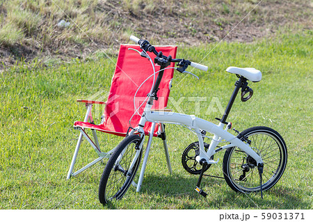 白い折りたたみ自転車とイス_自転車のみ・無人・人無し_サイクリング・買い物 59031371