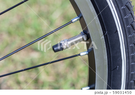 パンクした白い折りたたみ自転車_電動空気入れ・パンク修理_無人・人物無し パンクした白い折りたたみ自転車_電動空気入れ・パンク修理_無人・人物無し 59031450