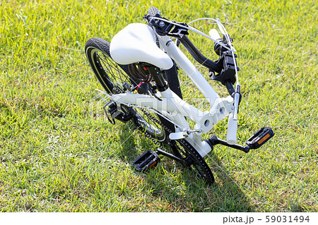 白い折りたたみ自転車_自転車のみ・無人・人無し_サイクリング・買い物 59031494