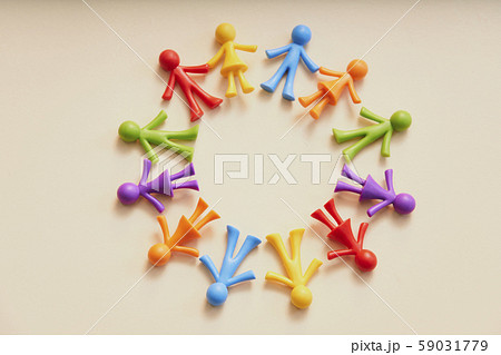 カラフルな人形 丸 59031779