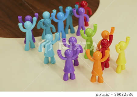 カラフルな人形 デモ 59032536