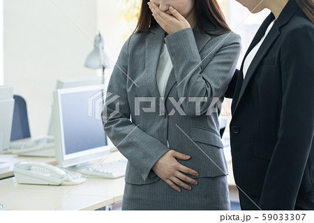 ビジネスウーマン OL 妊娠 つわり ビジネスウーマン OL 妊娠 つわり 59033307