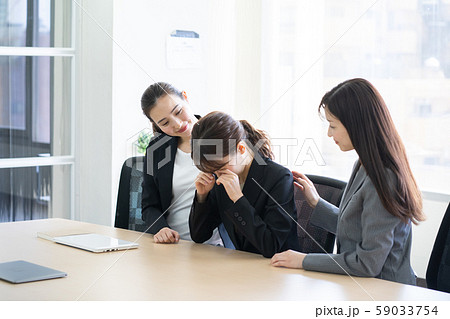 ビジネスウーマン　OL　泣く　慰める 59033754