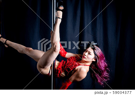 ポールダンスをする女性の写真素材