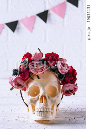 Skull with wreath of pink flowers 59035151