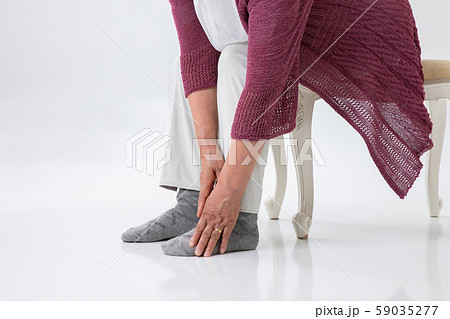 足首が痛い高齢者の女性 59035277