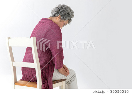 太ももを痛がる高齢者の後ろ姿 59036016
