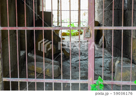 Lattices with lock in a closed passage in the 59036176