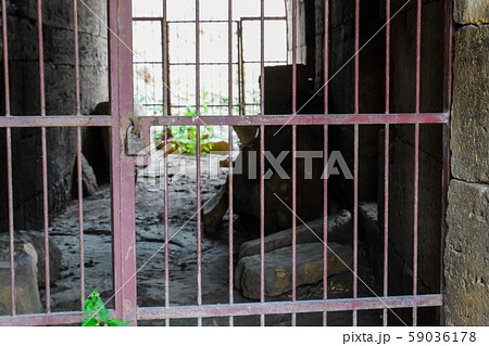 Lattices with lock in a closed passage in the 59036178