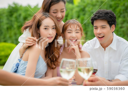 男女　パーティー　会話 59036360