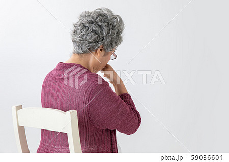 鼻がおかしい高齢者の後ろ姿 鼻がおかしい高齢者の後ろ姿 59036604