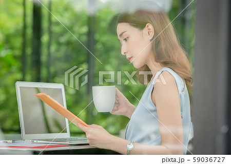 女性　ビジネス　ティータイム 59036727
