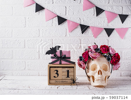 Skull with wreath of pink flowers 59037114