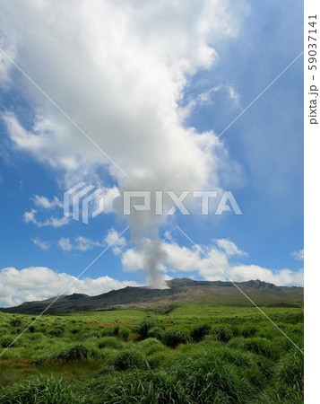 阿蘇の噴煙と青空 (Mt.Aso 熊本県阿蘇市草千里) 阿蘇の噴煙と青空 (Mt.Aso 熊本県阿蘇市草千里) 59037141