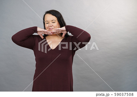 woman showing her face 59037508