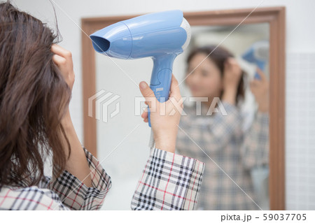 a thirty-something woman 59037705