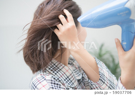 a thirty-something woman 59037706