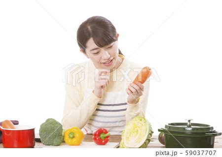 女性　料理 59037707