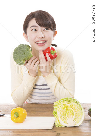 女性　料理 59037738