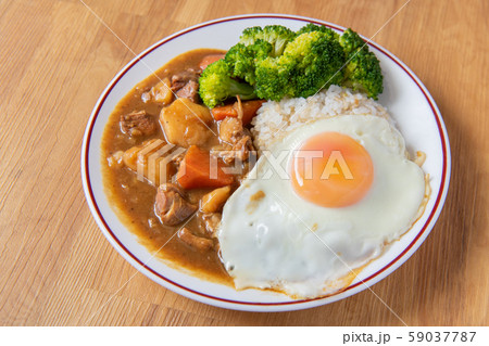 鶏肉カレーライス、カリフラワー、米、ニンジン、ジャガイモ、鶏肉、目玉焼き 鶏肉カレーライス、カリフラワー、米、ニンジン、ジャガイモ、鶏肉、目玉焼き 59037787