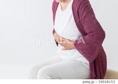 お腹が痛い高齢者の女性 お腹が痛い高齢者の女性 59038153