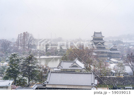 雪の松本城と松本市街地 【長野県】 雪の松本城と松本市街地 【長野県】 59039013
