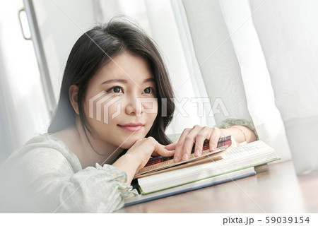 女性　ライフスタイル　読書 59039154