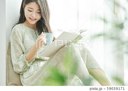 女性 ライフスタイル 読書 女性 ライフスタイル 読書 59039171
