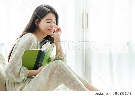 女性　ライフスタイル　読書 59039173