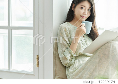 女性　ライフスタイル　読書 59039174
