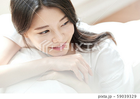 女性 ライフスタイル ソファ 女性 ライフスタイル ソファ 59039329
