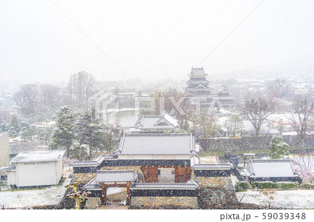 雪の松本城と松本市街地 【長野県】 雪の松本城と松本市街地 【長野県】 59039348