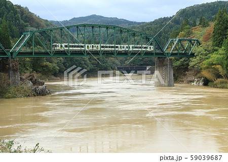 磐越西線「大雨後の阿賀野川徳沢橋梁と列車」 磐越西線「大雨後の阿賀野川徳沢橋梁と列車」 59039687