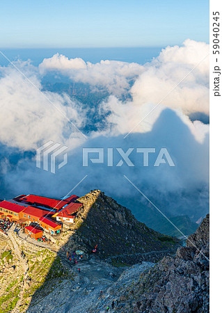 槍ヶ岳肩の小屋と穂先の影 槍ヶ岳肩の小屋と穂先の影 59040245