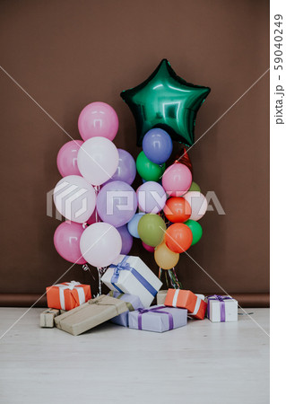 balloons of different colors with gifts for the holiday 59040249
