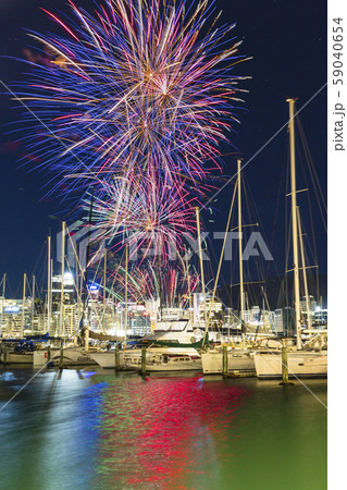 ニュージーランド ウェリントンのウォーター フロントからの花火の写真素材