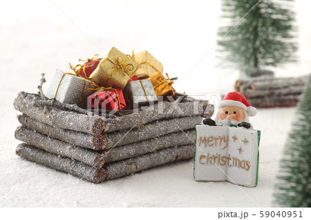 クリスマスプレゼントと木の荷馬車 クリスマスプレゼントと木の荷馬車 59040951