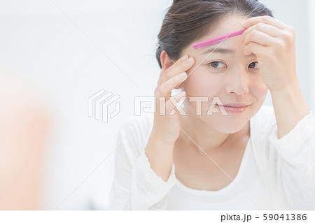 a thirty-something woman 59041386