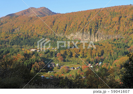 秋山郷の秋 東秋山林道から結東集落を望む 秋山郷の秋 東秋山林道から結東集落を望む 59041607