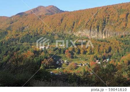 秋山郷の秋 東秋山林道から結東集落を望む 秋山郷の秋 東秋山林道から結東集落を望む 59041610