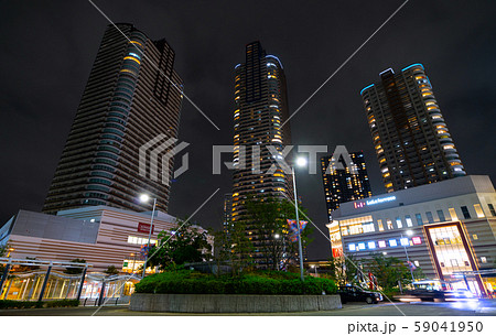 日本の東京都市景観　台風19号の影響で、停電となっている武蔵小杉のタワーマンション＝10月15日撮影 59041950