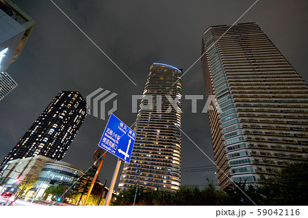 日本の東京都市景観　台風19号の影響で、停電となっている武蔵小杉のタワーマンション＝10月15日撮影 59042116