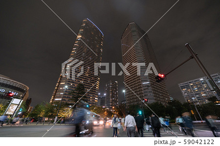 日本の東京都市景観　台風19号の影響で、停電となっている武蔵小杉のタワーマンション＝10月15日撮影 59042122