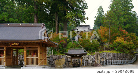 四国霊場第66番札所  雲辺寺　山門付近 59043099