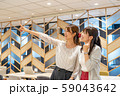 シェアオフィスで夢に向かって指さす2人の若い女性 59043642